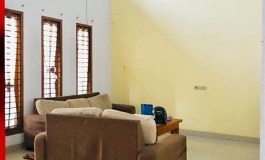 DI JUAL CEPAT RUAMH 2 LANTAI MASIH TERAWAT LOAKSI DI JL PUTRI INDAH SUDIRMAN