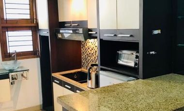 DI JUAL CEPAT RUAMH 2 LANTAI MASIH TERAWAT LOAKSI DI JL PUTRI INDAH SUDIRMAN