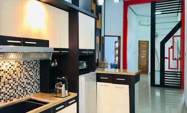 DI JUAL CEPAT RUAMH 2 LANTAI MASIH TERAWAT LOAKSI DI JL PUTRI INDAH SUDIRMAN