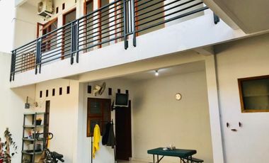 DI JUAL CEPAT RUAMH 2 LANTAI MASIH TERAWAT LOAKSI DI JL PUTRI INDAH SUDIRMAN