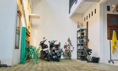 DI JUAL CEPAT RUAMH 2 LANTAI MASIH TERAWAT LOAKSI DI JL PUTRI INDAH SUDIRMAN