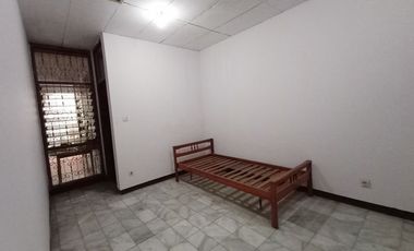 Di Sewakan Rumah 5 Kamar Cocok Untuk Kantor di Jl. Sumber Hegar Bandung