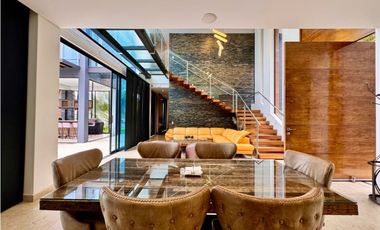 Espectacular casa con piscina en La Calera para venta o renta