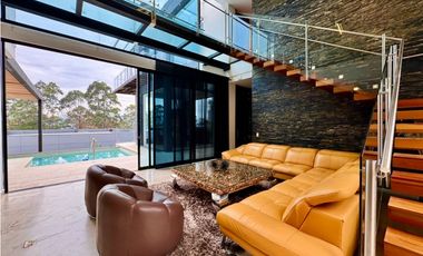 Espectacular casa con piscina en La Calera para venta o renta