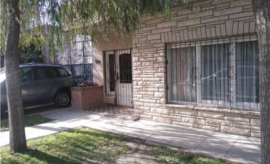 Casa americana 3 ambientes con quincho y terraza/ Barrio Sarmiento