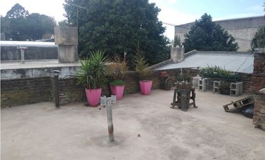 Casa americana 3 ambientes con quincho y terraza/ Barrio Sarmiento