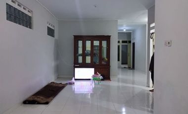 RUMAH SIAP HUNI DENGAN 5 KAMAR TIDUR DI JL GODEAN SLEMAN