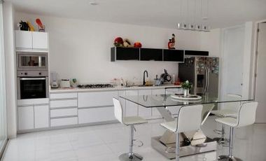 Residencia de 1000m de T. y 400m de C. en 1 plantal, 4 recs, c/baño y alberca