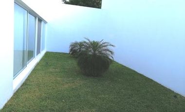 Residencia de 1000m de T. y 400m de C. en 1 plantal, 4 recs, c/baño y alberca