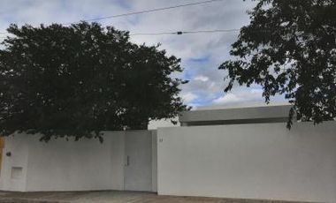 Residencia de 1000m de T. y 400m de C. en 1 plantal, 4 recs, c/baño y alberca