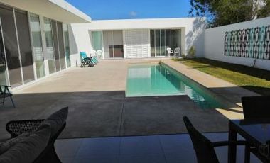 Residencia de 1000m de T. y 400m de C. en 1 plantal, 4 recs, c/baño y alberca