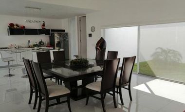 Residencia de 1000m de T. y 400m de C. en 1 plantal, 4 recs, c/baño y alberca