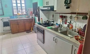 VENDO CASA DE DOS PISOS EN PARQUE LEFEVRE