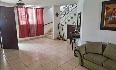 VENDO CASA DE DOS PISOS EN PARQUE LEFEVRE