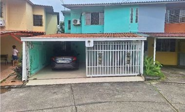 VENDO CASA DE DOS PISOS EN PARQUE LEFEVRE