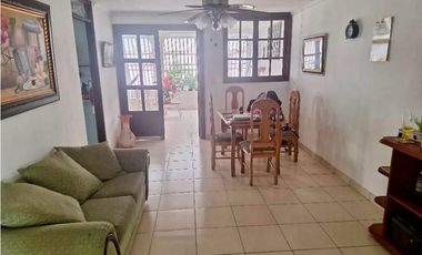 VENDO CASA DE DOS PISOS EN PARQUE LEFEVRE