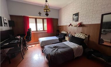 Chalet de 3 ambientes con posibilidad de ampliación. Sobre Avda. Paso.