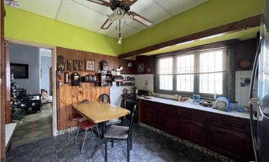 Chalet de 3 ambientes con posibilidad de ampliación. Sobre Avda. Paso.