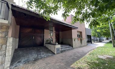 Chalet de 3 ambientes con posibilidad de ampliación. Sobre Avda. Paso.