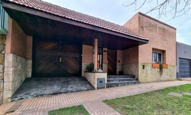 Chalet de 3 ambientes con posibilidad de ampliación. Sobre Avda. Paso.