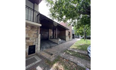 Chalet de 3 ambientes con posibilidad de ampliación. Sobre Avda. Paso.