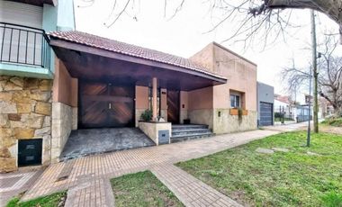 Chalet de 3 ambientes con posibilidad de ampliación. Sobre Avda. Paso.