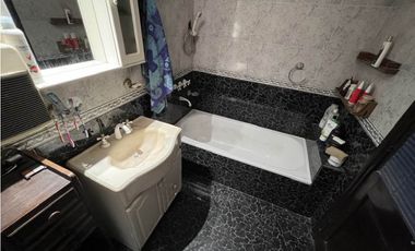 Chalet de 3 ambientes con posibilidad de ampliación. Sobre Avda. Paso.