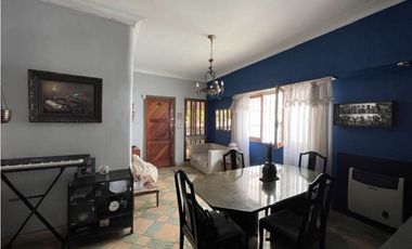 Chalet de 3 ambientes con posibilidad de ampliación. Sobre Avda. Paso.