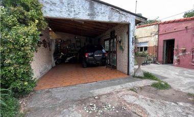 Chalet de 3 ambientes con posibilidad de ampliación. Sobre Avda. Paso.