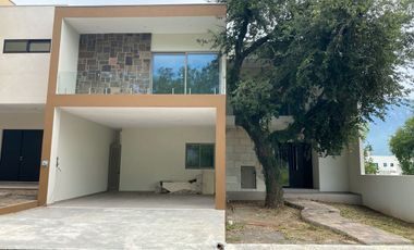 Casa en venta patio amplio el uro  carretera nacional Monterrey