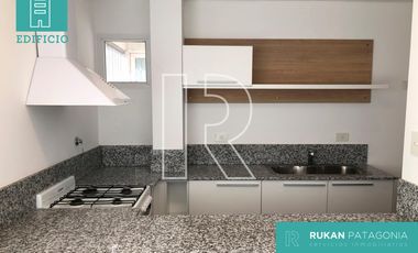 #Alquiler RUKAN PATAGONIA | Dpto. Nivel Ejecutivo de 1 Habitación | Zona CENTRO | Calle DAMEVIN y AV. DEL TRABAJO | Caleta Olivia.-