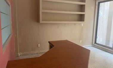 Edificio moderno en centro histórico