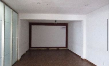 Edificio moderno en centro histórico