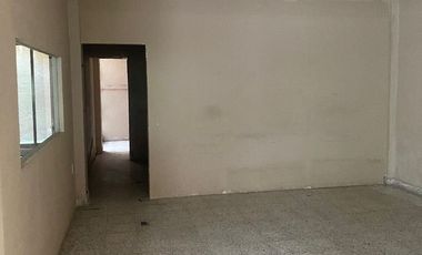 Edificio moderno en centro histórico