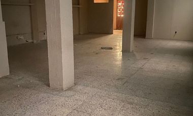 Edificio moderno en centro histórico