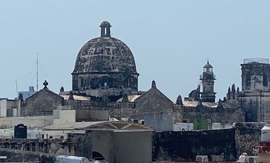 Edificio moderno en centro histórico