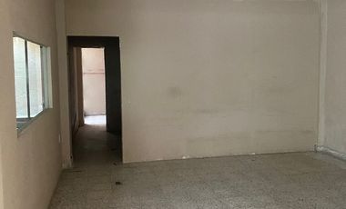 Edificio moderno en centro histórico