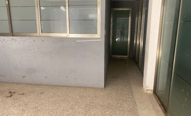 Edificio moderno en centro histórico