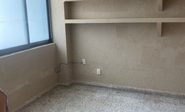 Edificio moderno en centro histórico