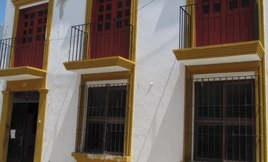 Edificio moderno en centro histórico