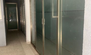 Edificio moderno en centro histórico