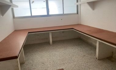 Edificio moderno en centro histórico