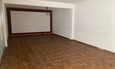 Edificio moderno en centro histórico