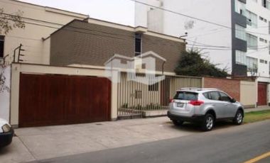 Casa en buen estado en zona residencial cerca al Jockey - Santiago de Surco