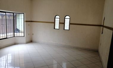 ¡  VENTA DE  CASA  MUY AMPLIA E INICIE SU PROPIO NEGOCIO  ¡