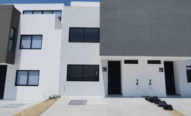 Casa en venta con 3 recamaras ubicada en Zákia
