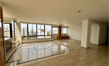 Apartamento en Pinares, 202 m2, 4 habitaciones con excelente ubicación
