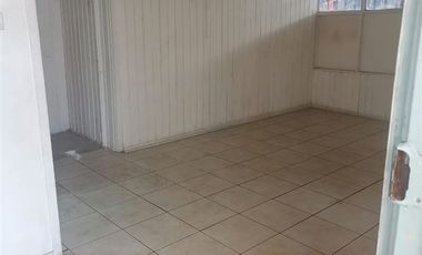 Casa en Arriendo en Casa con estacionamiento y amplio galpón en arriendo en Cerrillos