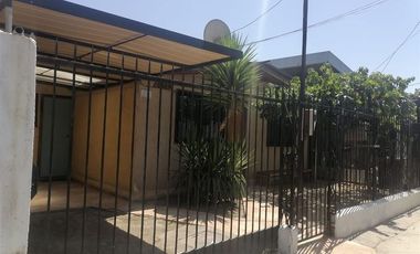 Casa en Arriendo en Casa con estacionamiento y amplio galpón en arriendo en Cerrillos