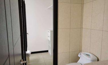 Suite de alquiler en Puerto Santa Ana, amoblada, frente al río, 1 parqueo.